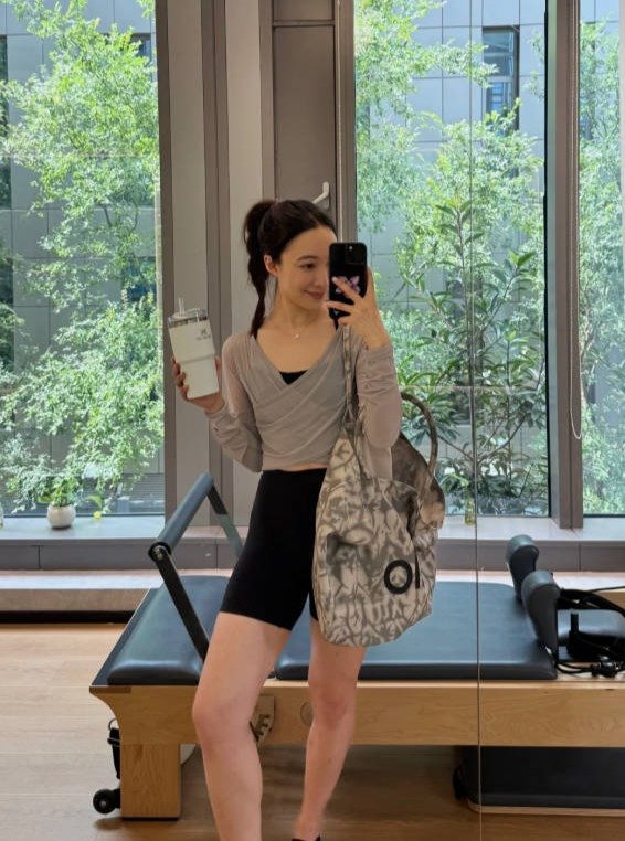 Photo by 전문다이어터 최수영 코치 on September 10, 2025. May be an image of 1 person, activewear, top, sling, sportswear and text.