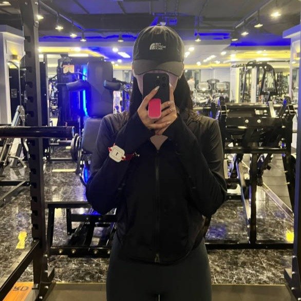 Photo by 전문다이어터 최수영 코치 on August 15, 2025. May be a selfie of 1 person, hat, activewear, treadmill, sportswear and text.