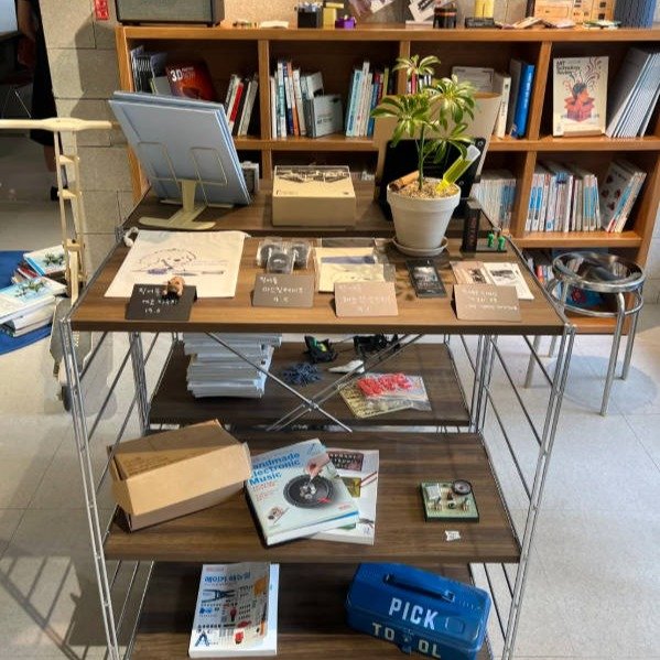 Photo by 전문다이어터 최수영 코치 on August 14, 2025. May be an image of rack, shelf, book, desk, newsstand and text.