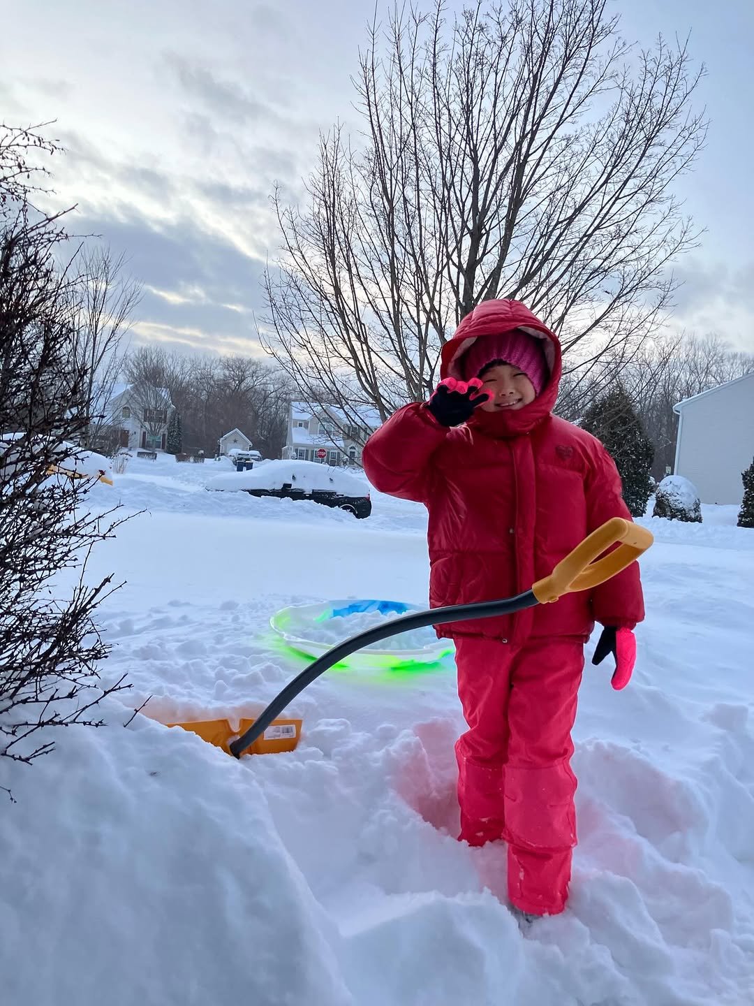 Photo by 이영선 | 이교수의 인터랙션 on January 26, 2026. May be an image of snowball, shovel, bucket, snowsuit, snowman, ski, arctic, ski slope, snow and text.