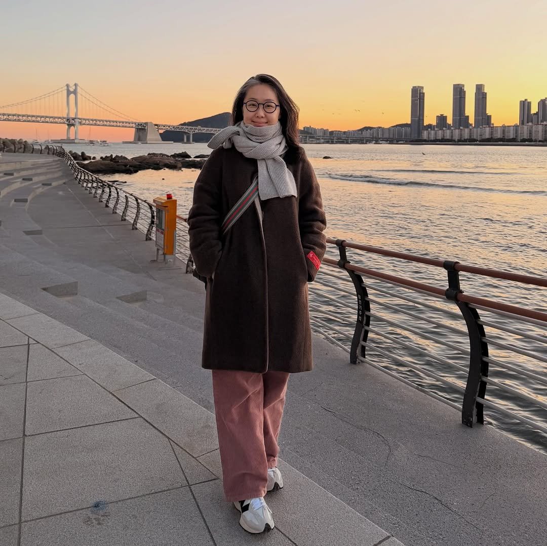 Photo by 이영선 | 이교수의 인터랙션 on December 27, 2025. May be an image of duffle coat, parka, the Brooklyn Bridge, the Queensboro Bridge and text.