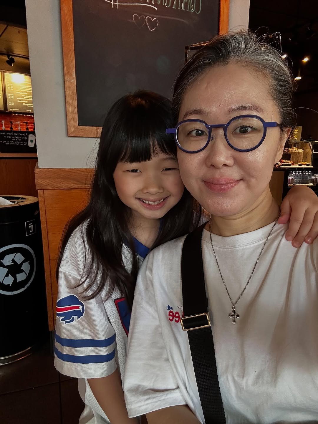 Photo by 이영선 | 이교수의 인터랙션 on August 08, 2025. May be an image of 2 people and text that says 'p ተርያልጋዶኦ መሀ 安含雅 当'.