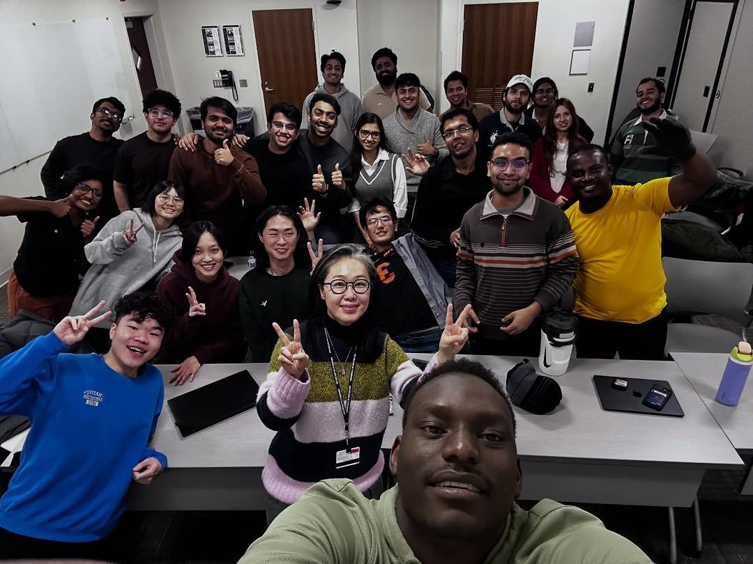 Photo by 이영선 | 이교수의 인터랙션 on December 06, 2025. May be a selfie of studying, standing, office and text.