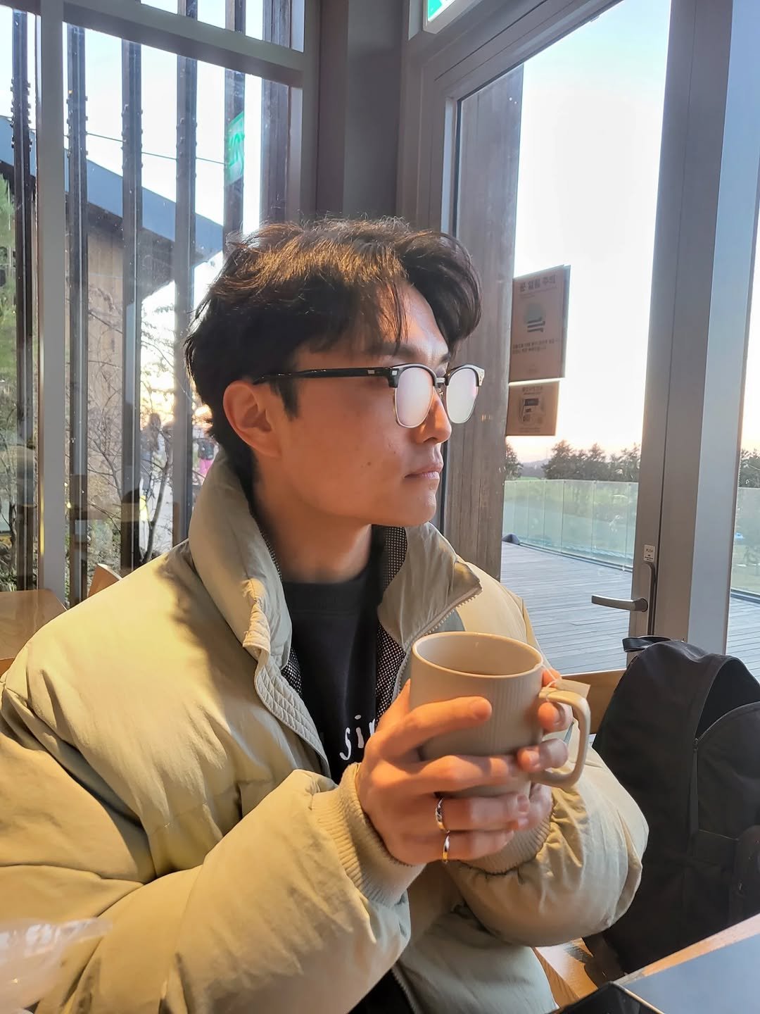 Photo by 미솔 on December 08, 2025. May be an image of duffle coat, parka, turtleneck, cornflower and text.