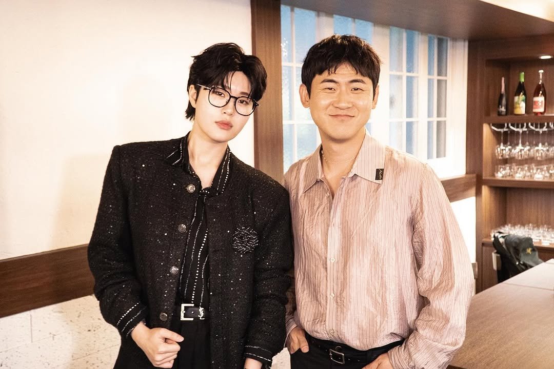 Photo shared by 메타코미디 on August 09, 2025 tagging @psickuniv, and @umjirella.youtube. May be an image of 2 people, bolo tie and text that says 'Et 達'.