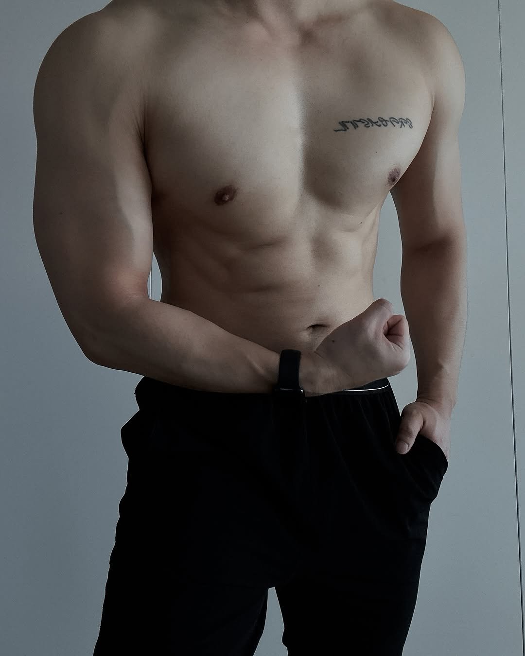 Photo by mentalist on March 21, 2025. May be an image of 1 person, biceps, body building, sweatpants and text.