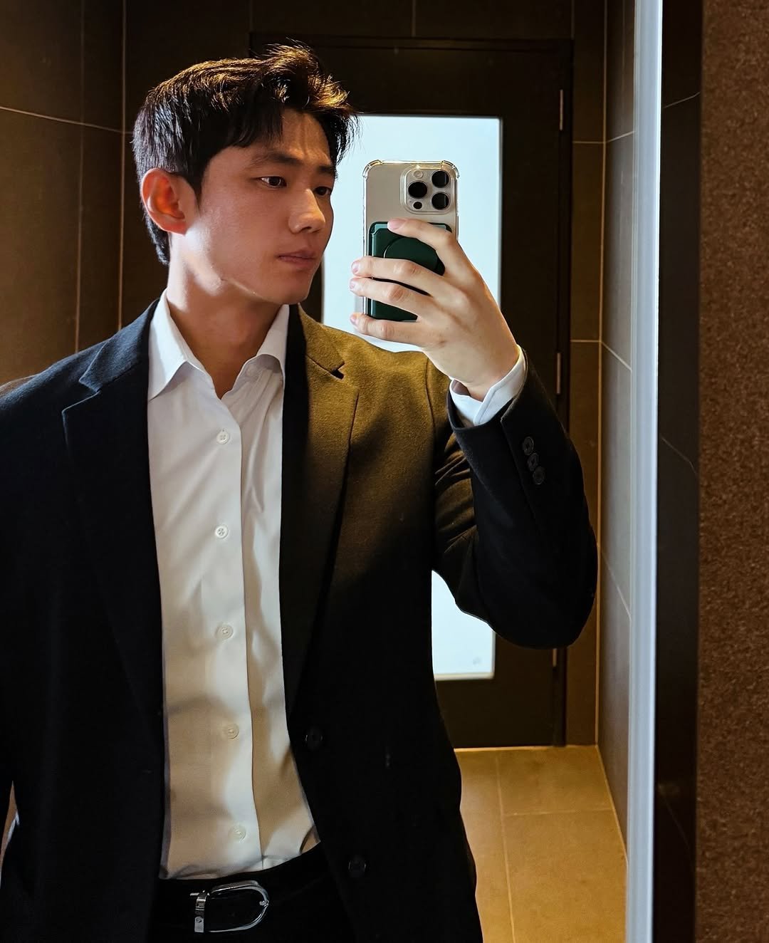 Photo by mentalist on May 22, 2025. May be a selfie of one or more people, dinner jacket, mirror, suit and blazer.