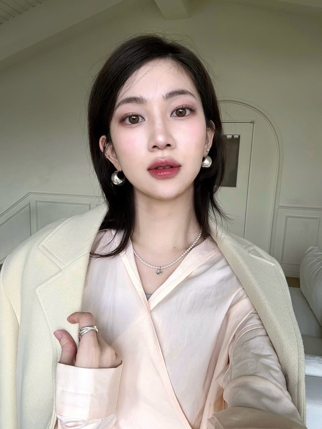 Photo by 황지현 on February 18, 2026. May be a selfie of one or more people, hair, overcoat, blazer, turtleneck and text.