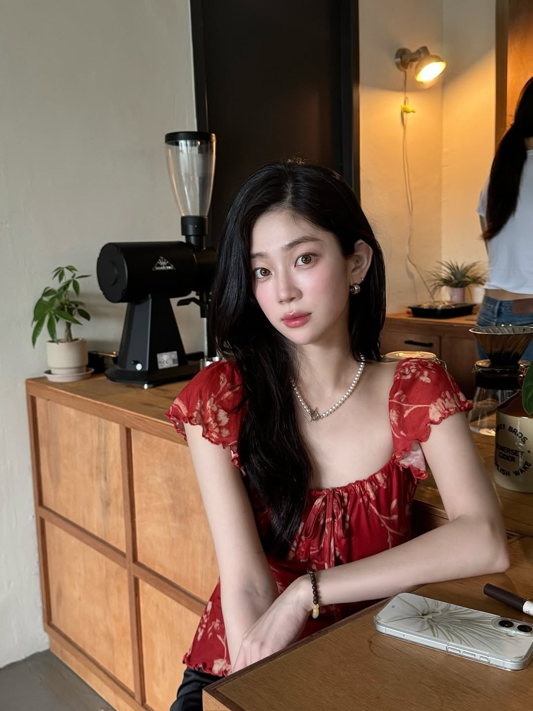 pure_hwang 게시물 이미지: 숨 막히게 더웠지만 즐거움에 배불렀던 연남 나들이🌹
📍카페 <콥>
📍서점...