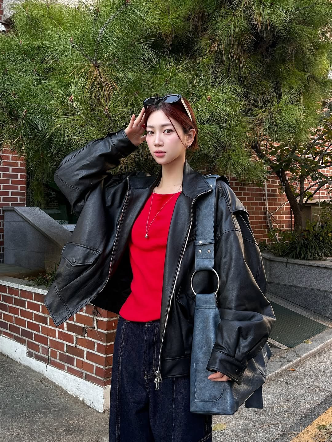 Photo shared by 황지현 on November 14, 2025 tagging @fillintheblank_fitb, @mimthewardrobe, @muarmus, and @zeezeezee.room. May be an image of duffle coat, jacket, parka and text.