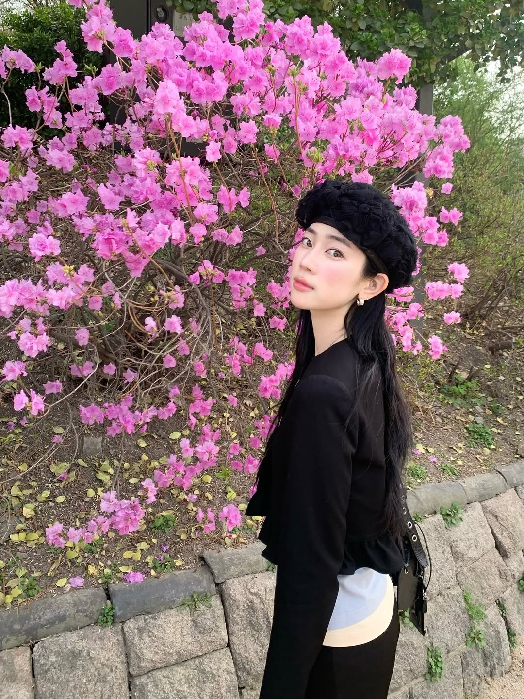 Photo by 황지현 on April 26, 2026. May be an image of flower and text.