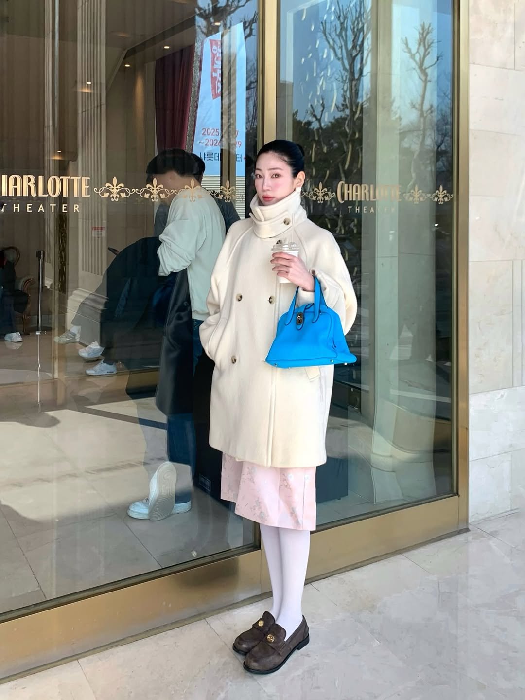 Photo shared by 황지현 on February 22, 2026 tagging @miumiu, @vunque_official, @so_ir_official, and @shopcider_kr. May be an image of standing, duffle coat, overcoat, sable coat, beret, turtleneck, turban, cornflower and text.