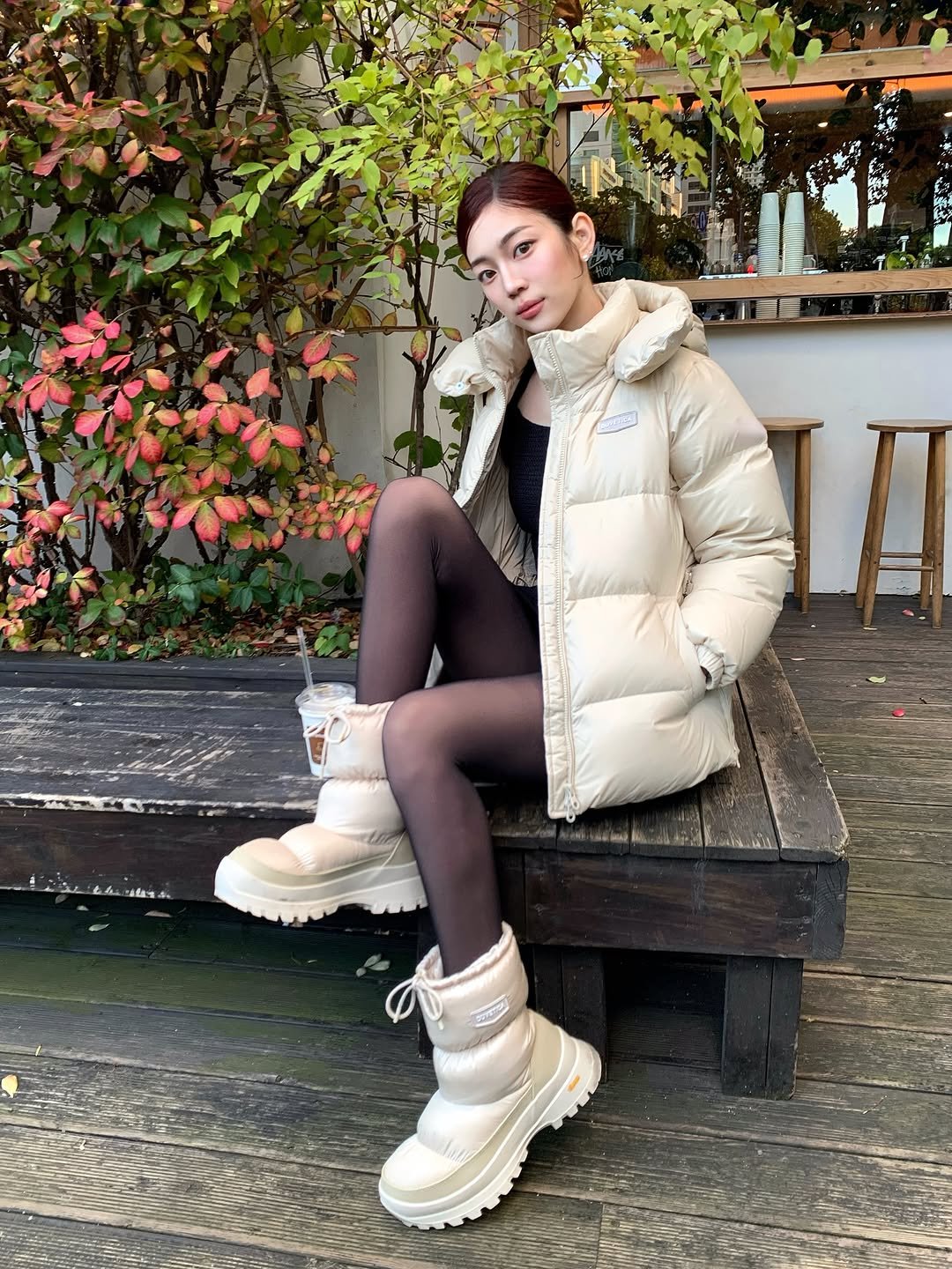 Photo shared by 황지현 on November 06, 2025 tagging @duveticakorea. May be an image of duffle coat, overcoat, sable coat, goosedown coat, jacket, boots, parka and text.