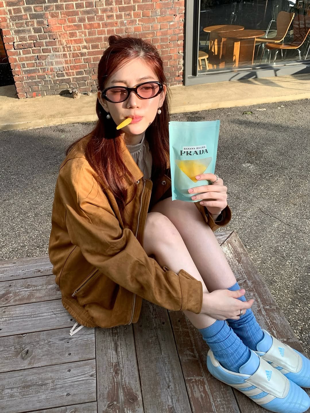 Photo shared by 황지현 on September 21, 2025 tagging @pradabeauty. May be an image of 1 person, juice, cornflower and text that says 'FRADA JORA 1135 PRADA'.