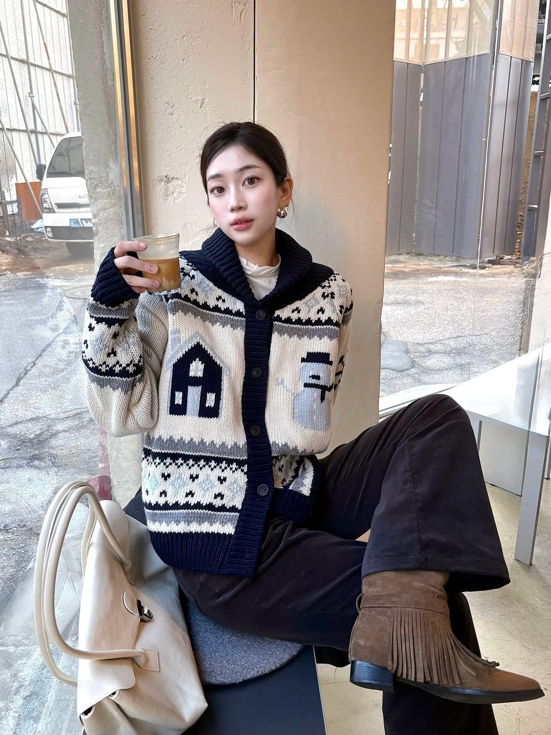 Photo shared by 황지현 on December 20, 2025 tagging @somewherebutter, @lowtide_official, and @noische.kr. May be an image of duffle coat, overcoat, cardigan, turtleneck and text.
