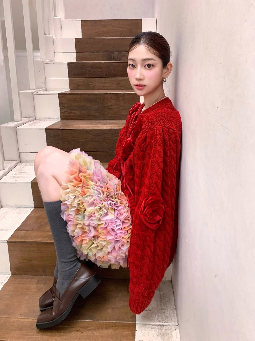 Photo shared by 황지현 on September 19, 2025 tagging @sinoon.official. May be an image of 1 person, braids, overcoat, duffle coat, dress, turtleneck, cardigan, boots, prairie gentian, baby's-breath, rose, carnation and text.
