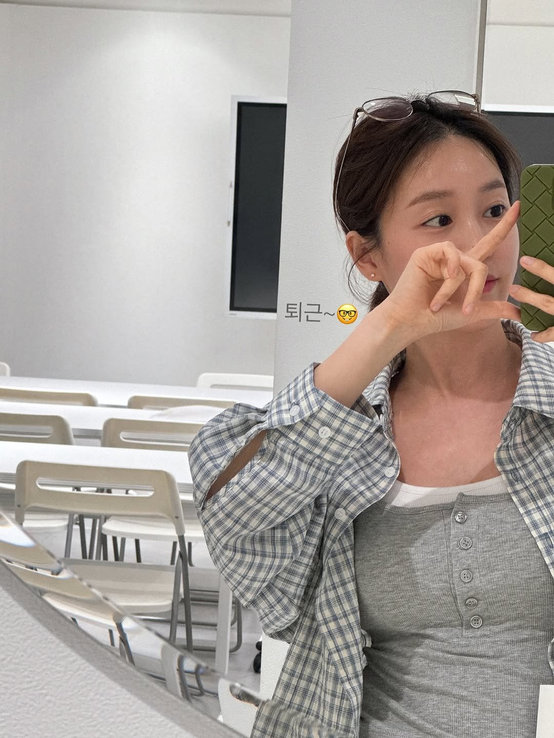 Photo by 에스테틱 퓨리에 대표 차지혜 on April 17, 2026. May be an image of one or more people, hair, mirror, top, cornflower and text.