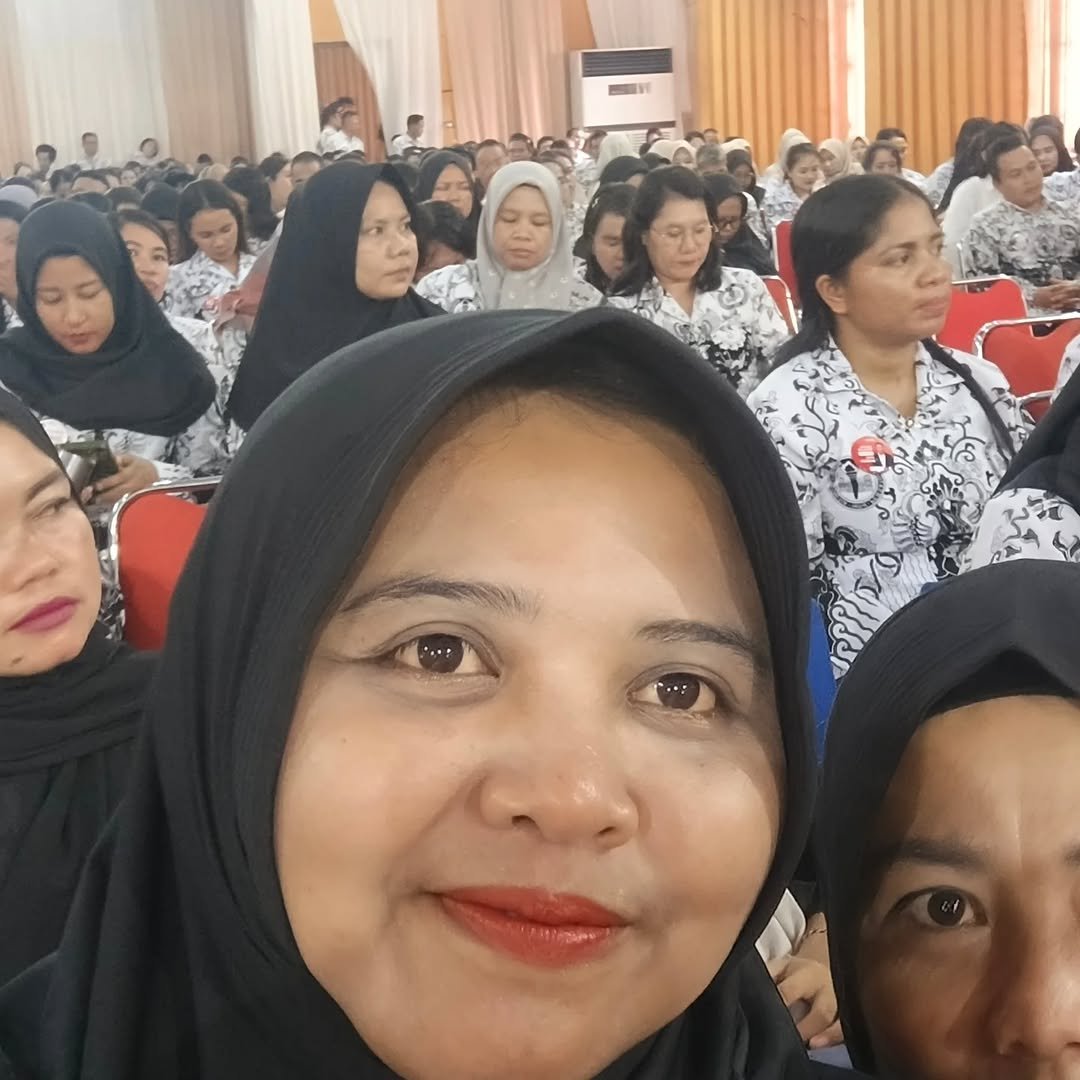 Photo by Rina PE (082251706233) on November 03, 2025. May be a selfie of one or more people, headscarf and dais.