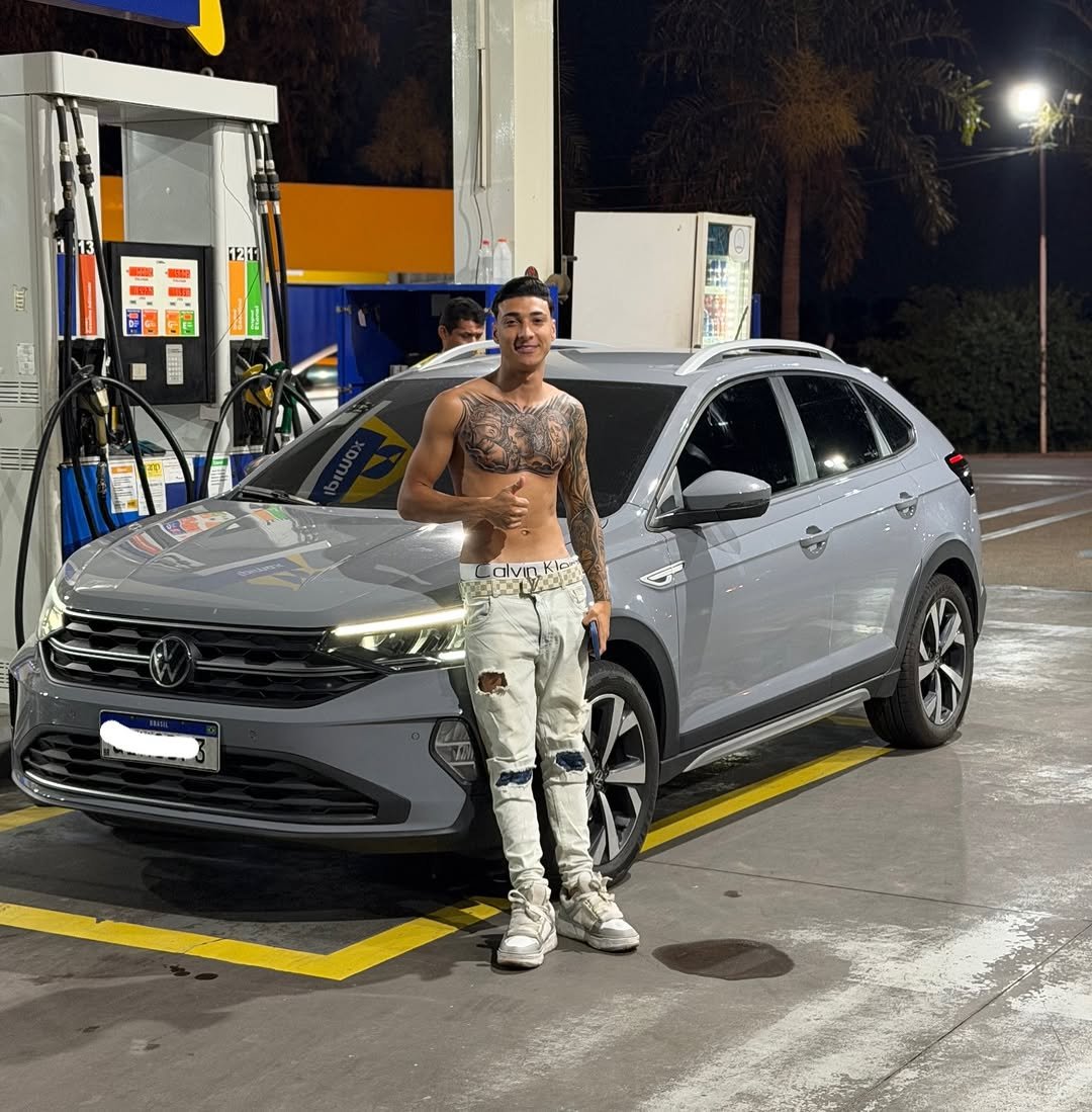 Photo by GUILHERME on December 06, 2025. May be an image of sedan, wheel, minivan and text.