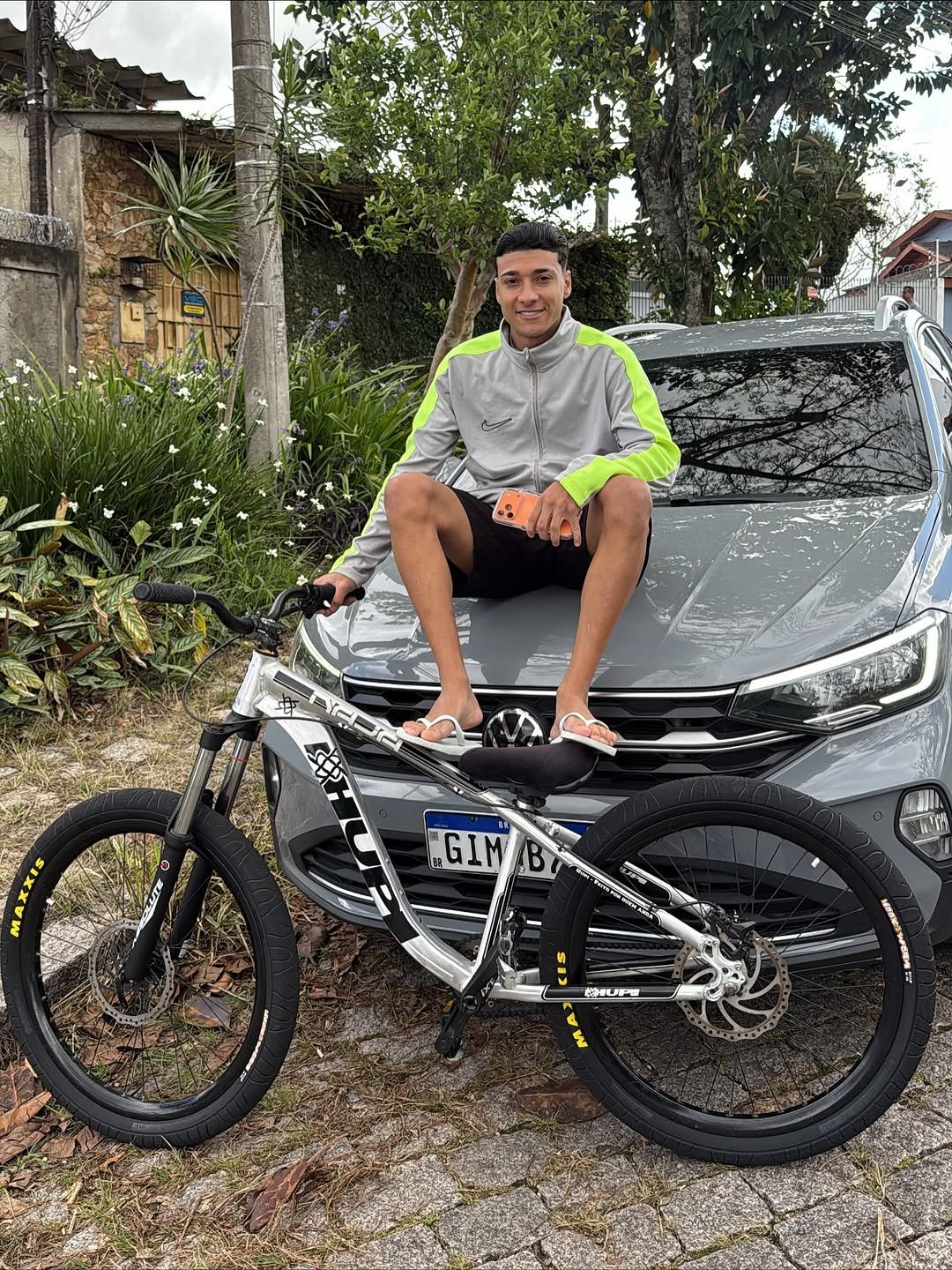 Photo by GUILHERME on October 19, 2025. May be an image of bicycle, scooter, outdoors and text.