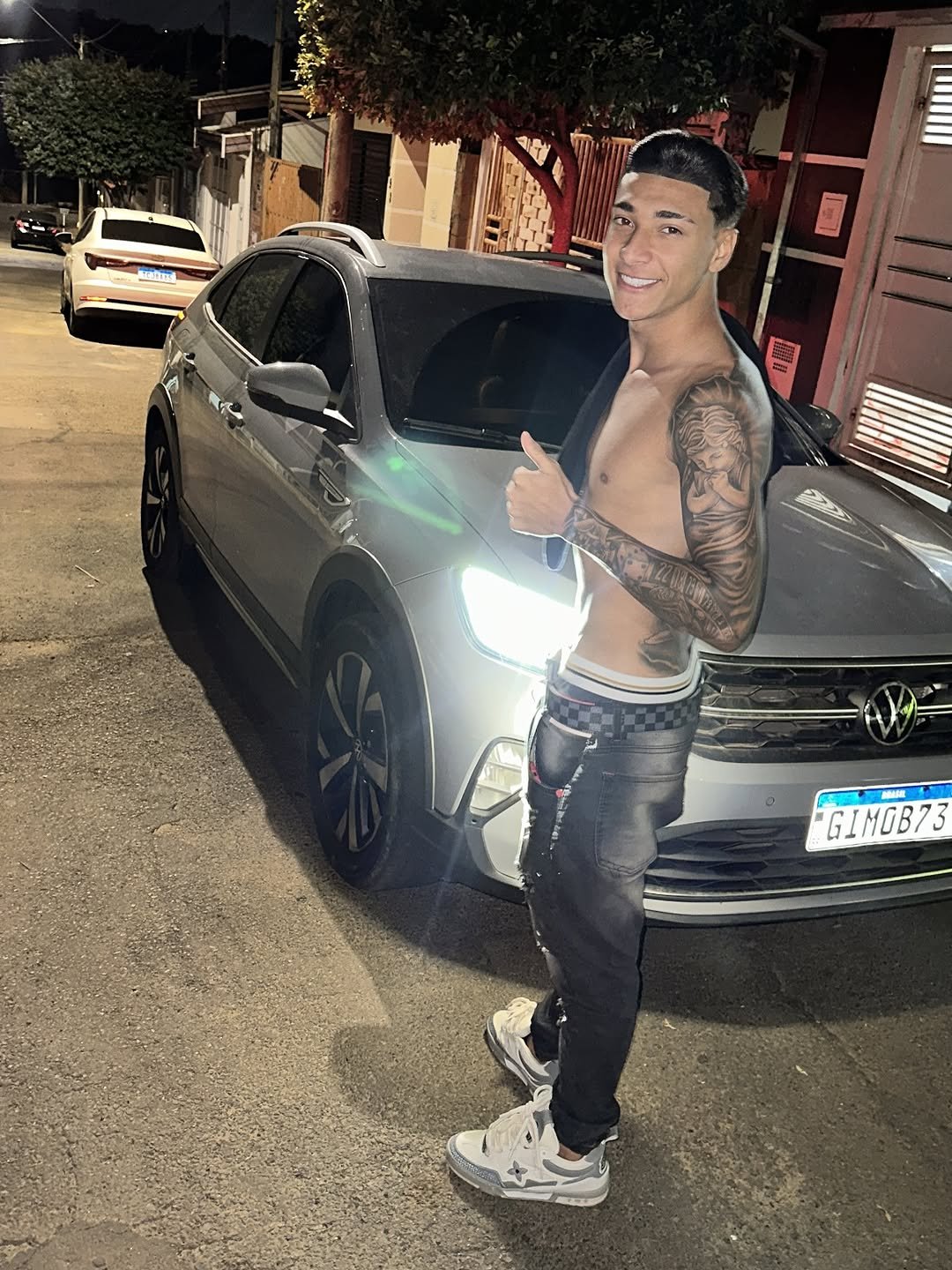 Photo by GUILHERME on August 01, 2025. May be an image of 1 person, biceps, car and text.