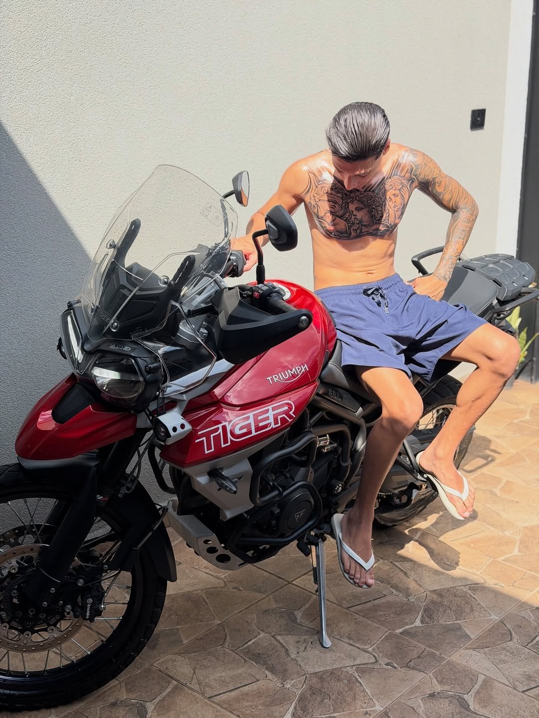 Photo by GUILHERME on December 05, 2025. May be an image of motorcycle, scooter and text that says '1as TRIUMPH • TIGER TIGER'.