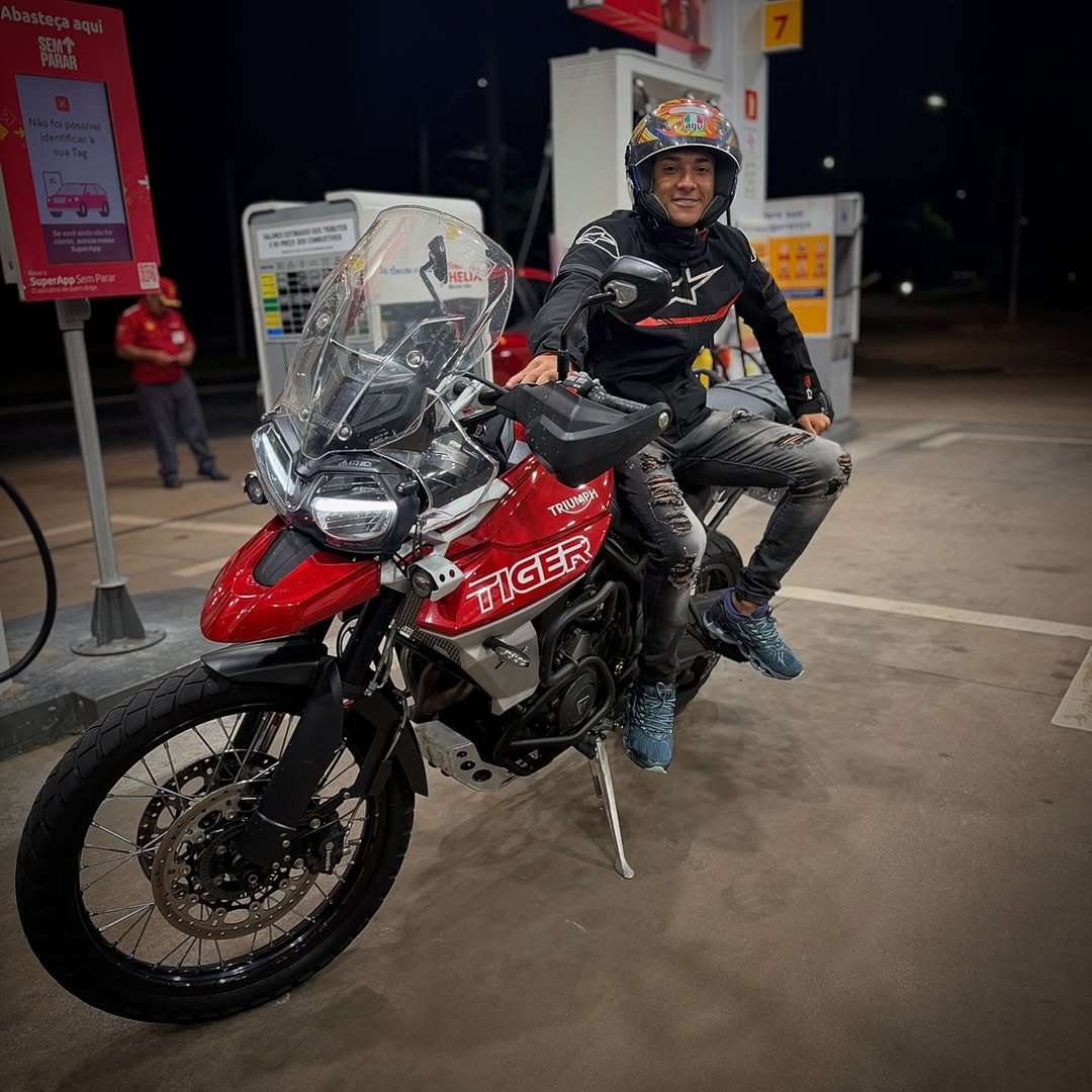 Photo by GUILHERME on December 26, 2025. May be an image of racing vehicles, dirt bike, motorcycle, helmet, scooter and text that says 'HELIA TRIUNGH • TIGER TIGER d'.