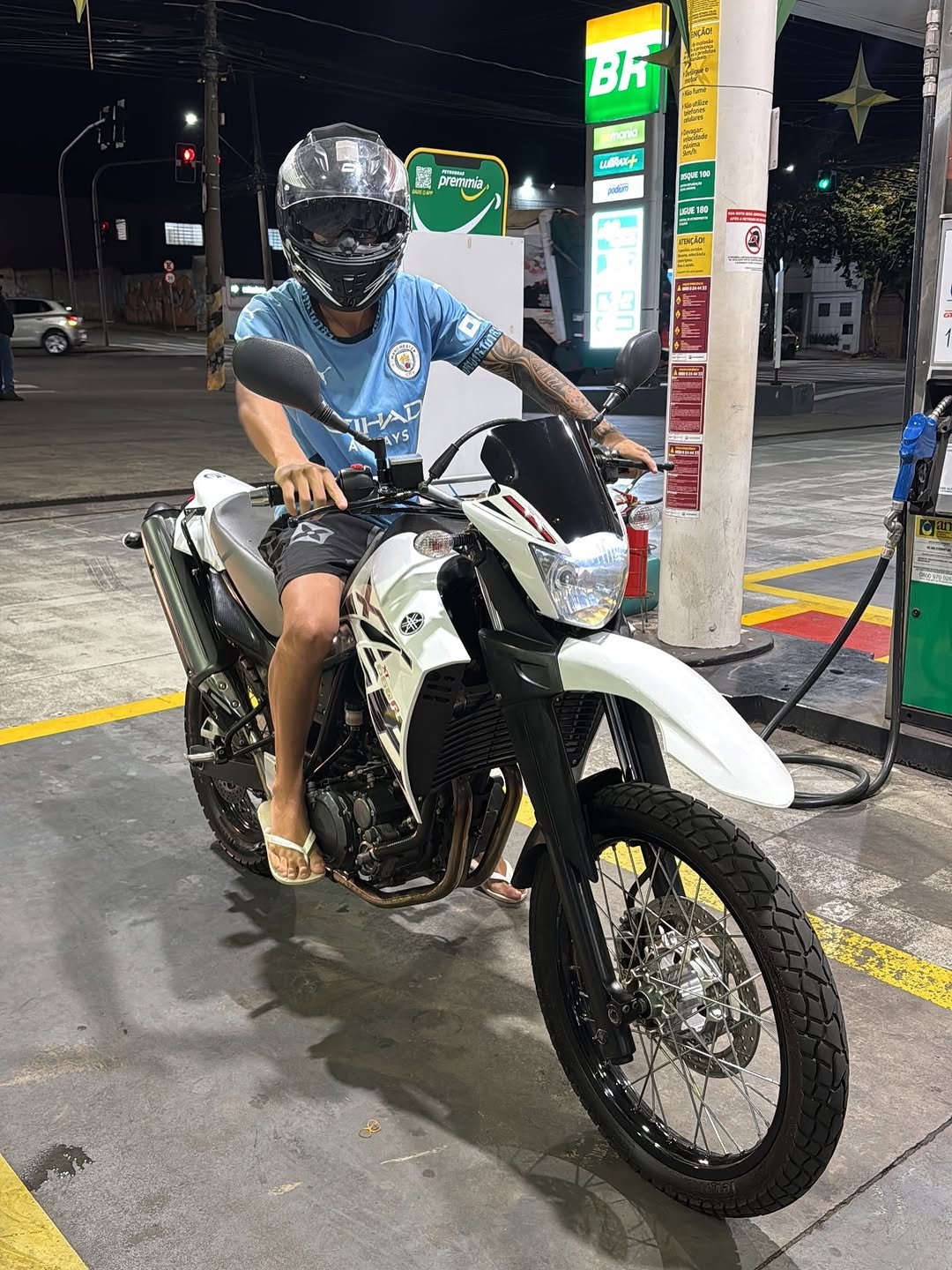 Photo by GUILHERME on August 02, 2025. May be an image of 2 people, dirt bike, motorcycle and text.
