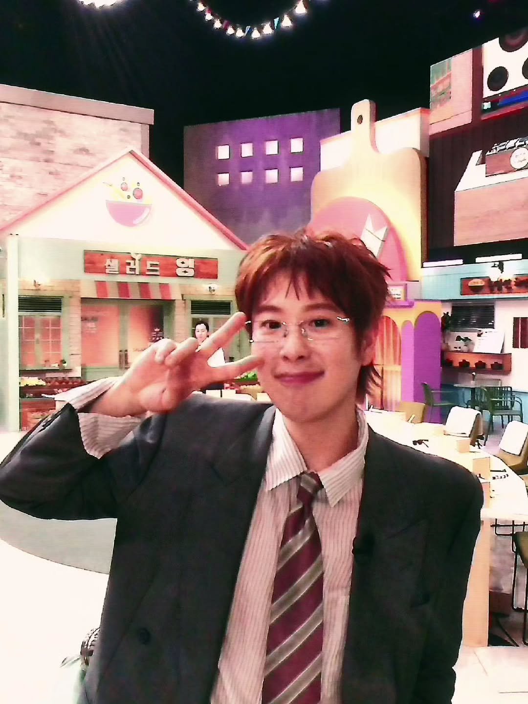 Photo by P.O on March 21, 2026. May be an image of one or more people, bangs, bolo tie and text that says '셀러드 4I 00 231'.