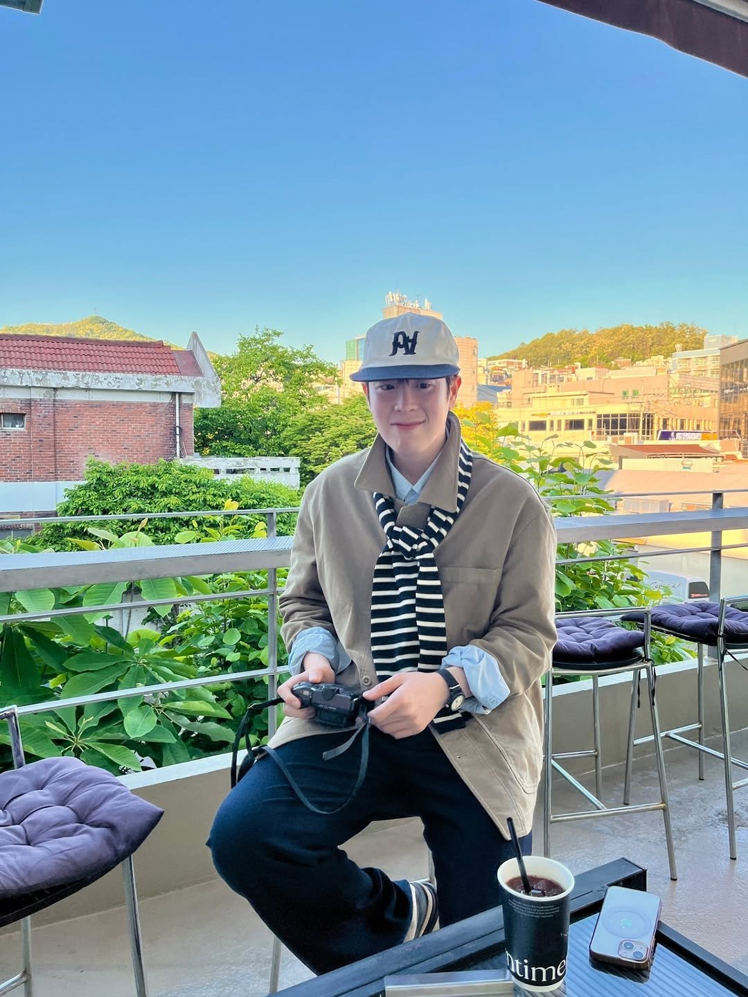 pyojihoon_official 게시물 이미지: 🤳🏻🤷🏻‍♂️🧋