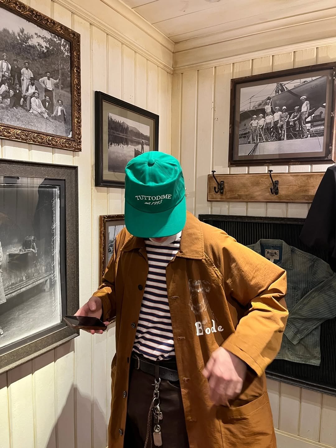 Photo by P.O on March 22, 2026. May be an image of hat, duffle coat, overcoat, wingtip shoes, beret, bowler hat, hat shop and text.