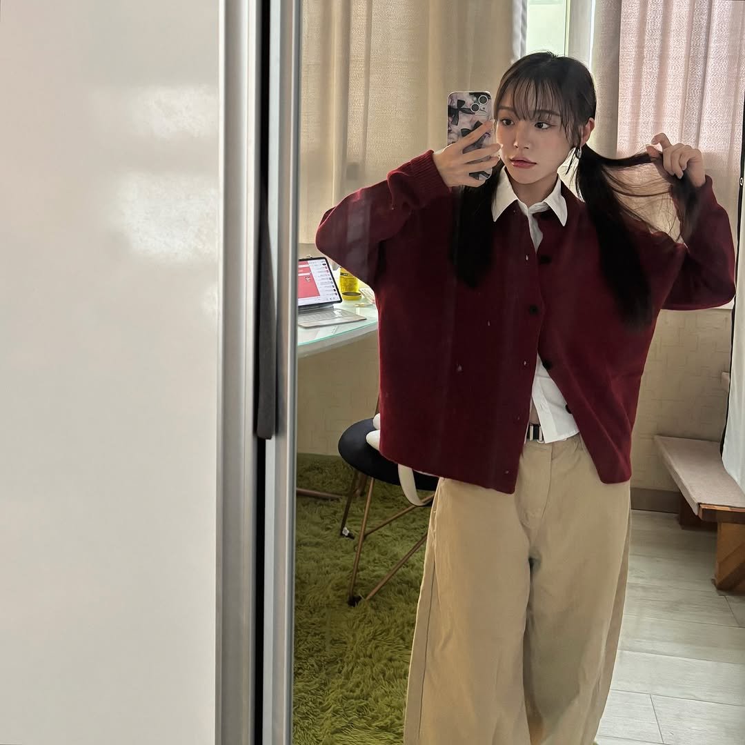 Photo by ひna 히나 on September 19, 2025. May be an image of 1 person, duffle coat, overcoat, turtleneck, mirror and text.