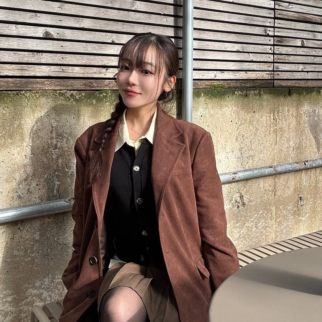 Photo by ひna 히나 on October 21, 2025. May be an image of one or more people, hair, duffle coat, overcoat, jacket, blazer and parka.