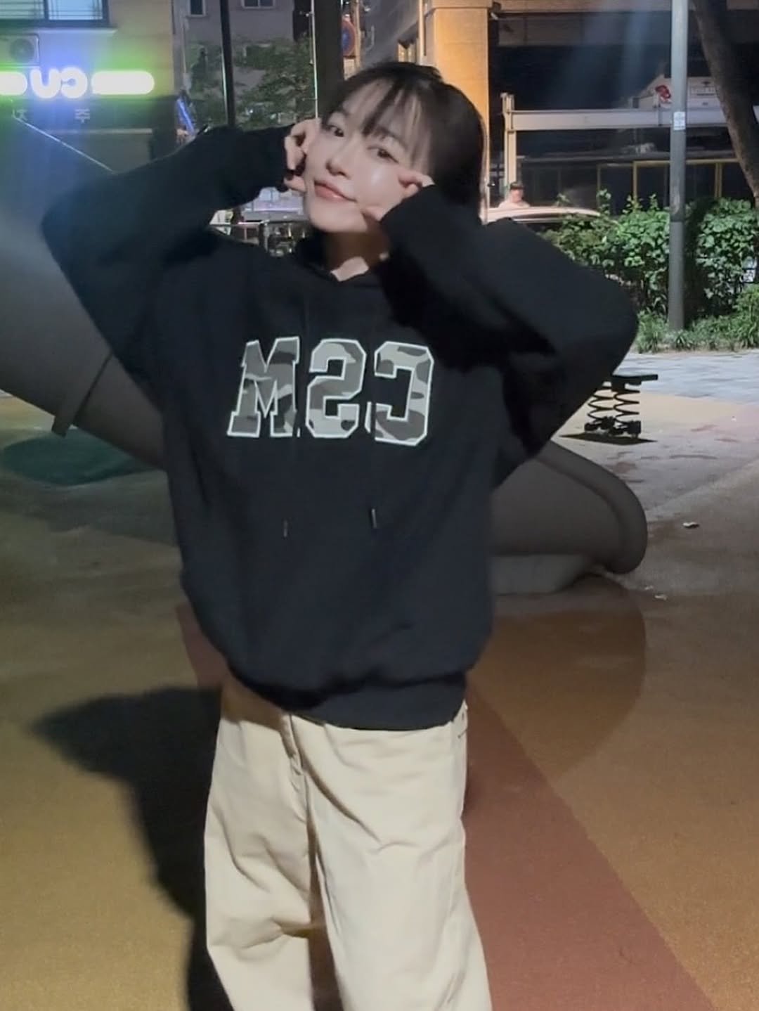 Photo shared by ひna 히나 on September 29, 2025 tagging @ifeelbluecsm_magazine. May be an image of 1 person, duffle coat, top, parka, sweatpants, sweatshirt, turtleneck and text that says 'ဟာ M20'.