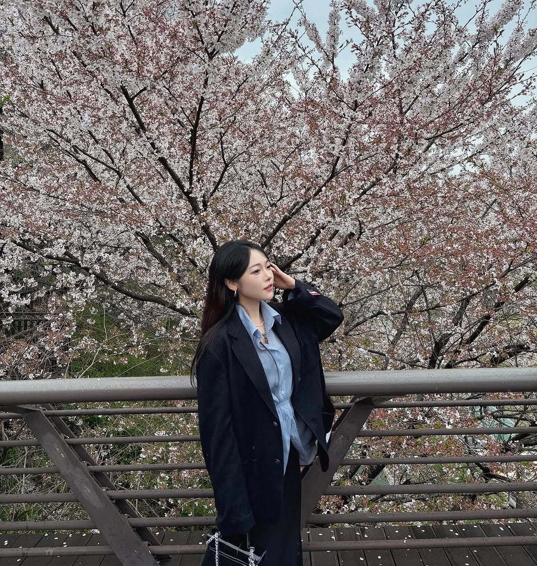 Photo by ひna 히나 on April 12, 2025.