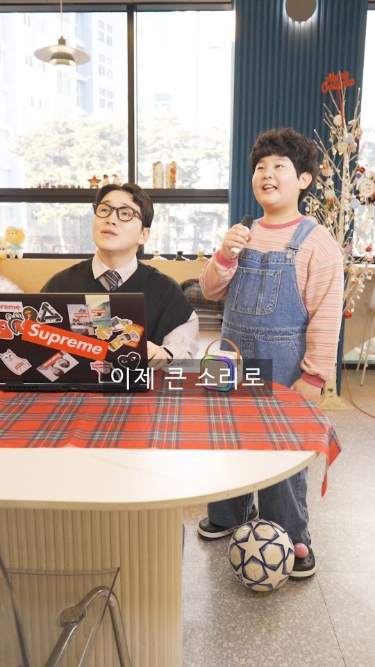 qgwqgw 게시물 이미지: 👩 카페에서 축구하고 노래하는 빌런 🧒

#숏플레이 #스케치코미디 #코미디 #먹방...