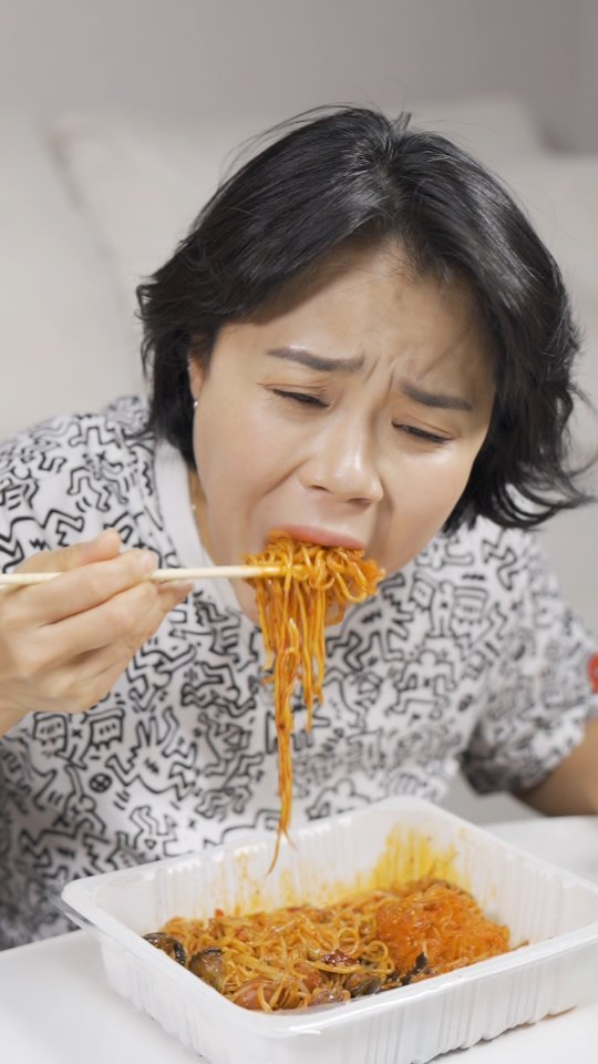 qgwqgw 게시물 이미지: 👩 마라 vs 로제 🧒

#숏플레이 #스케치코미디 #코미디 #먹방...