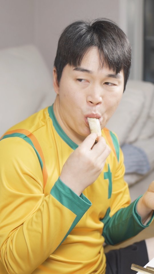 qgwqgw 게시물 이미지: 👩 반찬투정 하는 남편 참교육 🧒

#숏플레이 #스케치코미디 #코미디 #먹방...