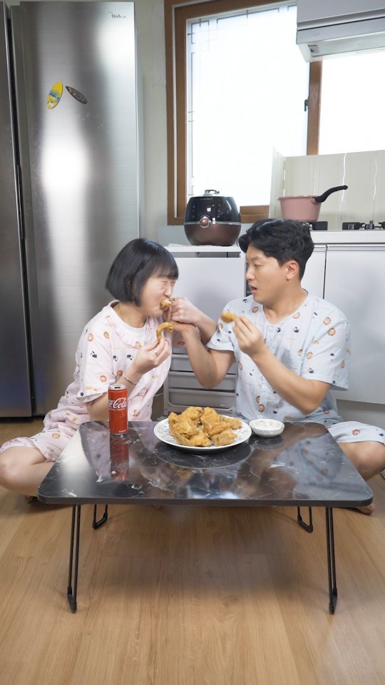 qgwqgw 게시물 이미지: 👩 후라이드 치킨 다리 vs 날개 🧒

#숏플레이 #스케치코미디 #코미디 #먹방...