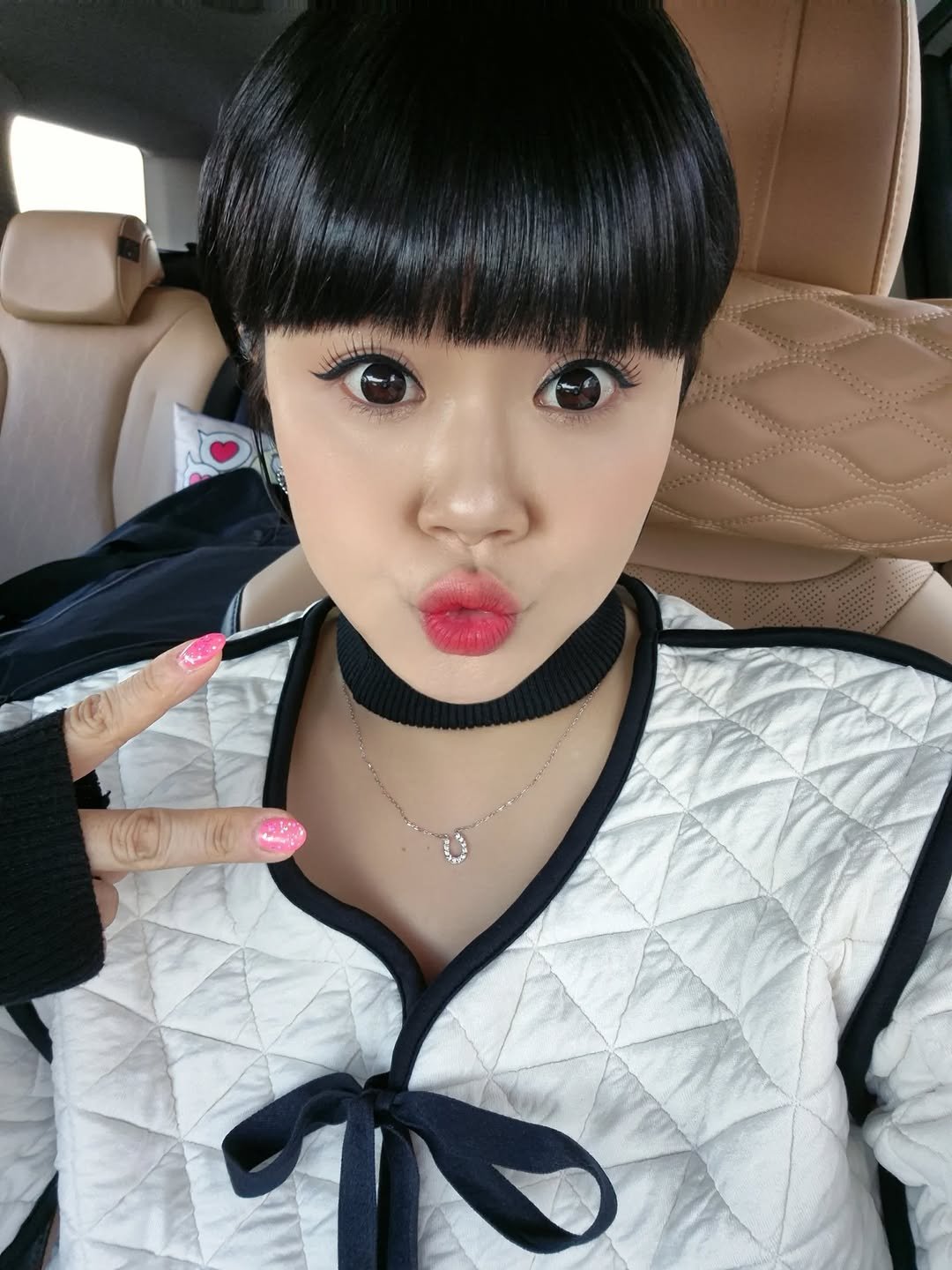 Photo by 개그우먼 현정 & 숏플레이 인스타그램 on December 27, 2025. May be a selfie of one or more people, bangs, braids, lipstick, makeup, top, parka and text.