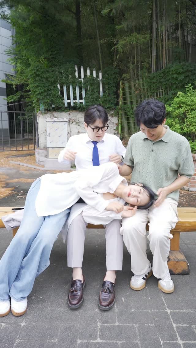 qgwqgw 게시물 이미지: 👩 점심시간 못 쉬게 하는 빌런 🧒

#숏플레이 #스케치코미디 #코미디 #먹방...