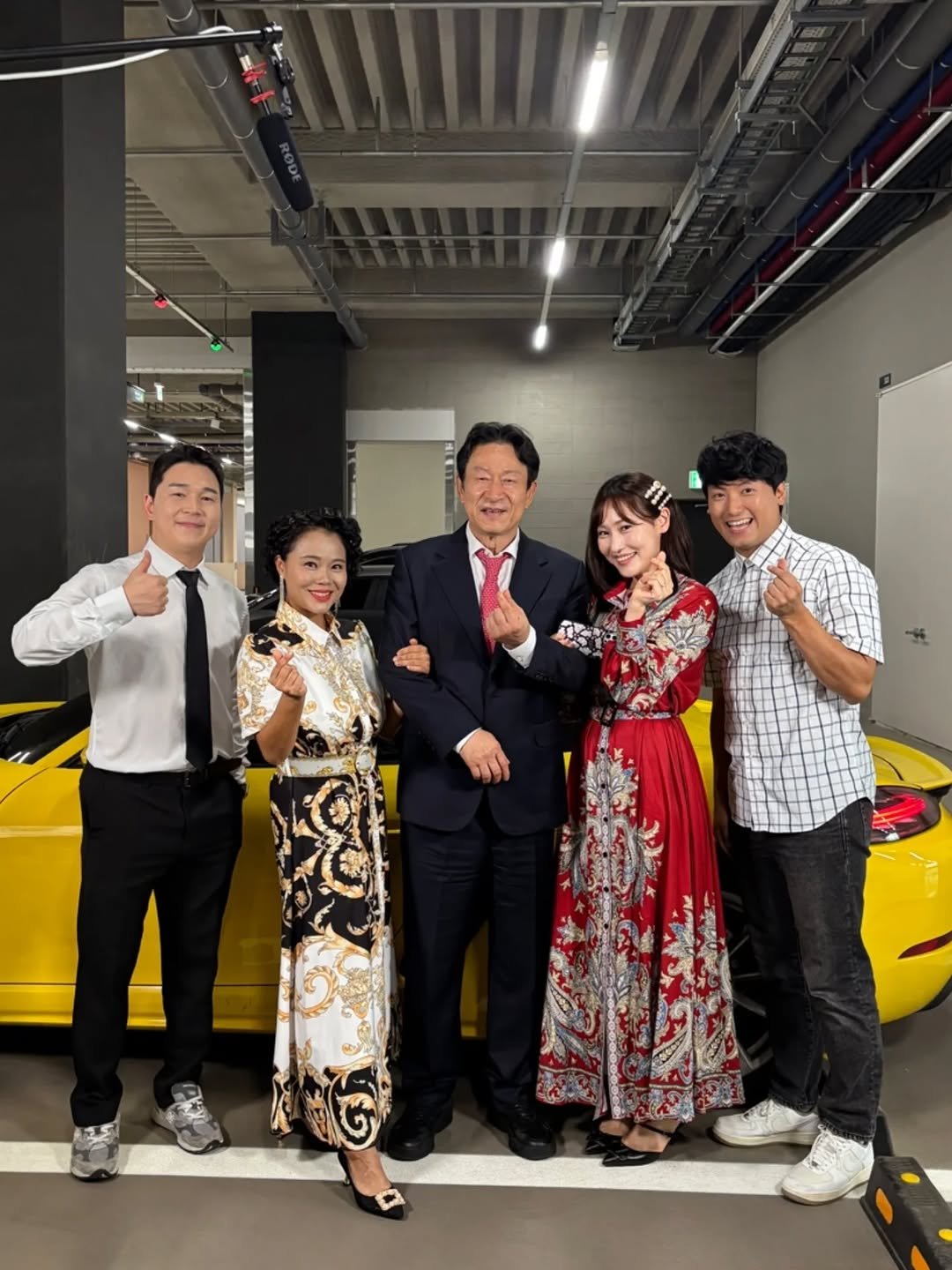 Photo shared by 개그우먼 현정 & 숏플레이 인스타그램 on September 29, 2025 tagging @im.sssuuu, @mozaicist, @mr_pansama, and @no_1hee1bee. May be an image of 5 people, car and text.