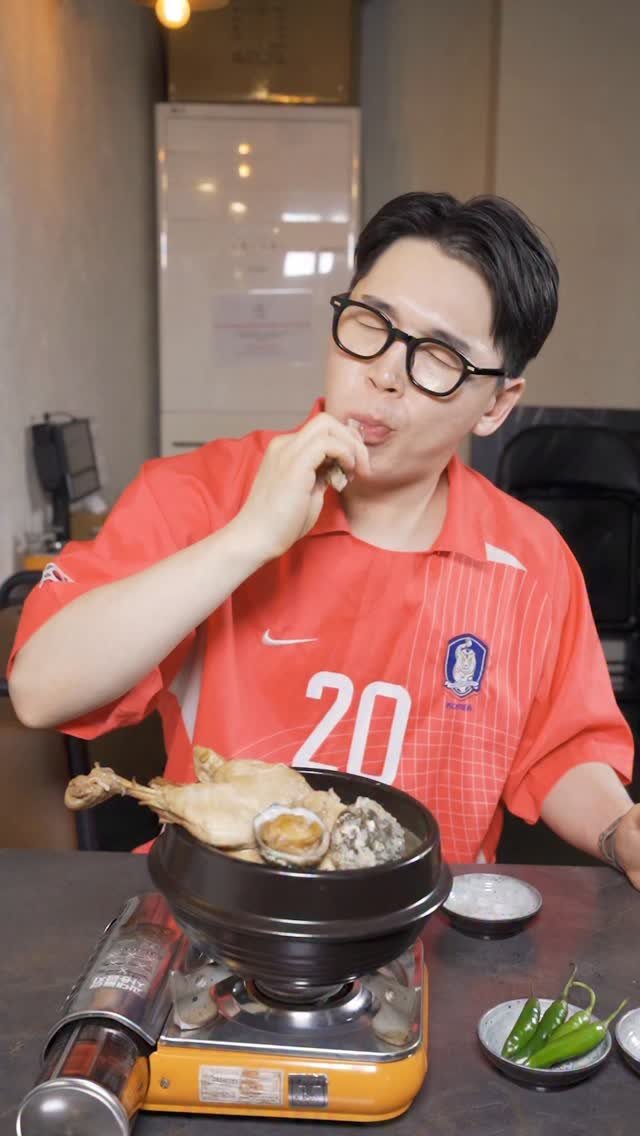 qgwqgw 게시물 이미지: 👩 닭뼈 가격 빼달라는 빌런 🧒

#숏플레이 #스케치코미디 #코미디 #먹방...