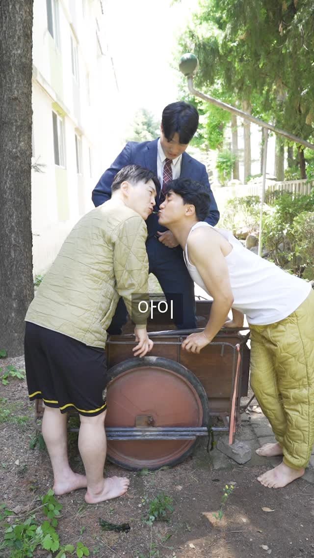 qgwqgw 게시물 이미지: 👩 거지들의 왕초단체장 선거 🧒

#숏플레이 #스케치코미디 #코미디 #먹방...