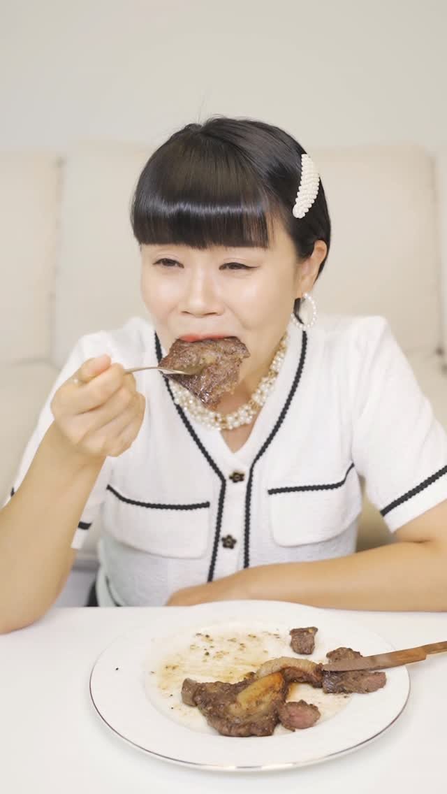 qgwqgw 게시물 이미지: 👩 매일 스테이크 먹고 매달 해외여행 다니는 부부 🧒

#숏플레이 #스케치코미디...