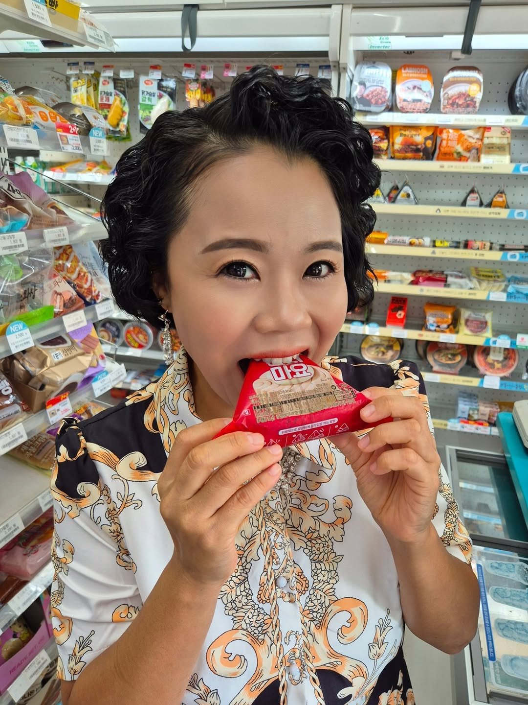 Photo by 개그우먼 현정 & 숏플레이 인스타그램 on August 09, 2025. May be an image of 1 person, wafer, cookie and text.
