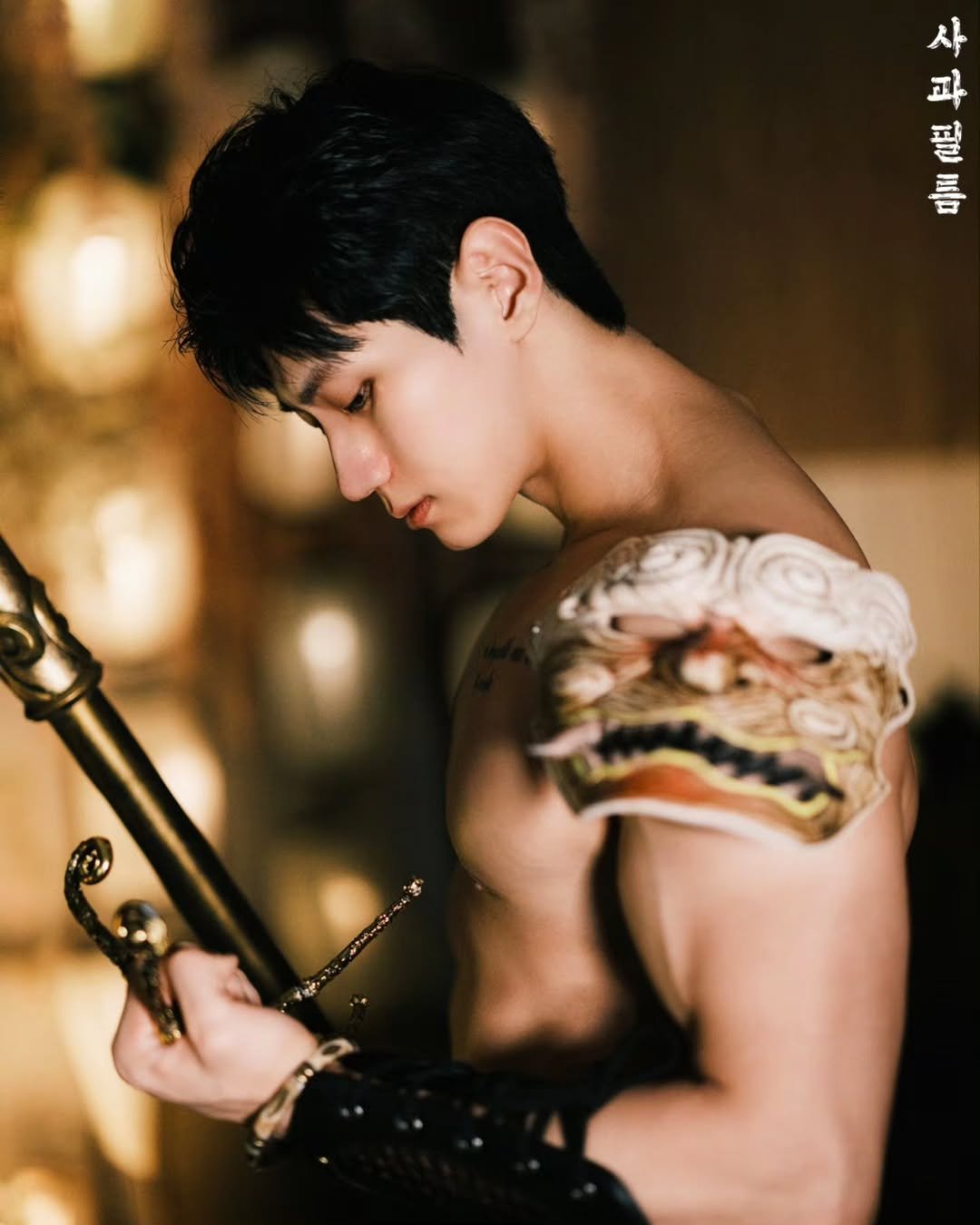 Photo shared by 이 상현 (박하) on May 25, 2025 tagging @apple_film0418, and @rzcosstudio. May be an image of 1 person, biceps, sword, costume and text that says '사 파 필 틈 雪'.