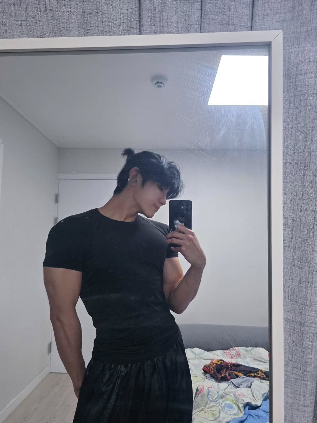Photo by 이 상현 (박하) on August 31, 2025. May be a selfie of 1 person, biceps, body building, sweatpants, mirror and text.