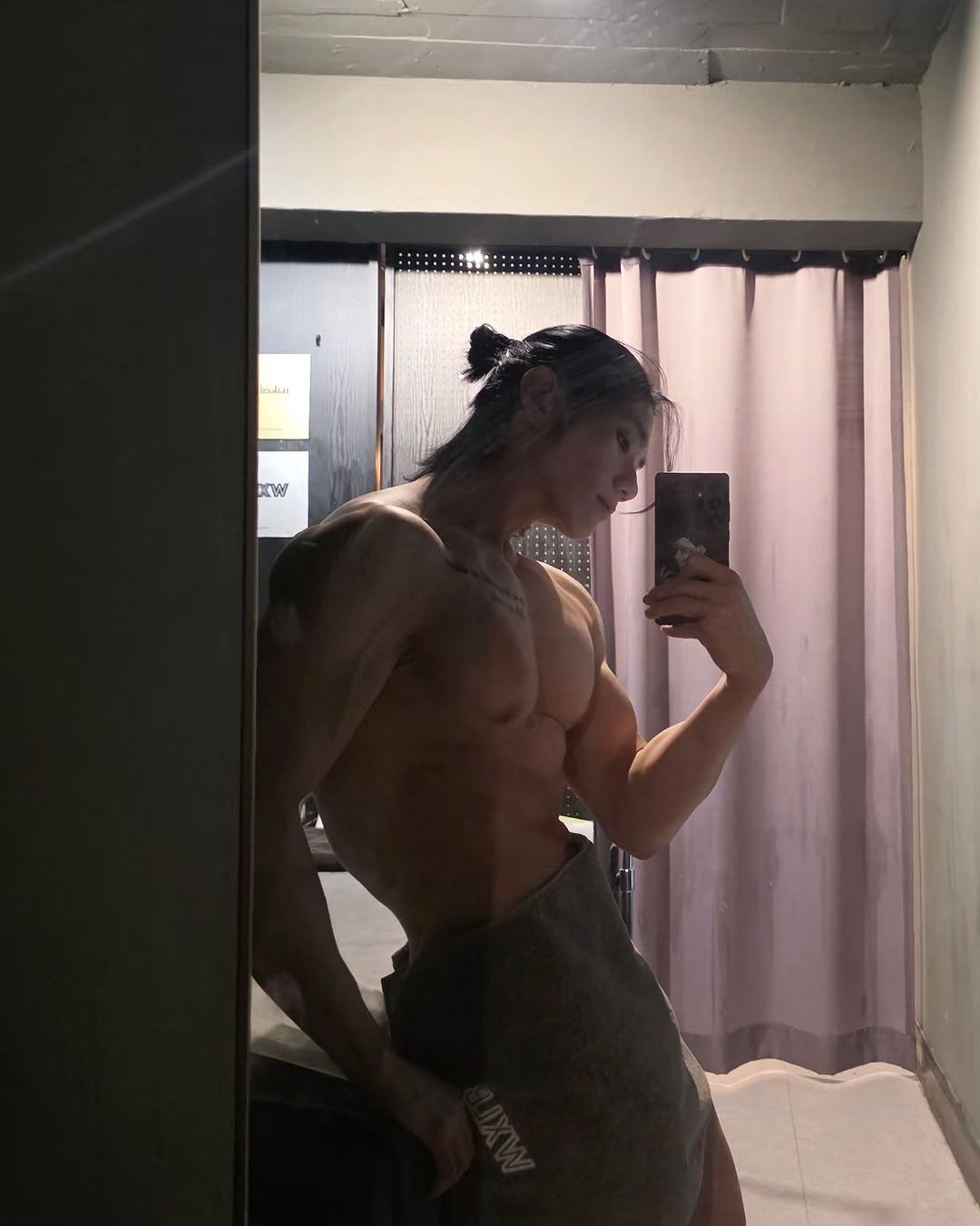 Photo shared by 이 상현 (박하) on January 29, 2026 tagging @wxlb_jonggak. May be an image of one or more people, biceps, people bodybuilding, sweatpants and text.