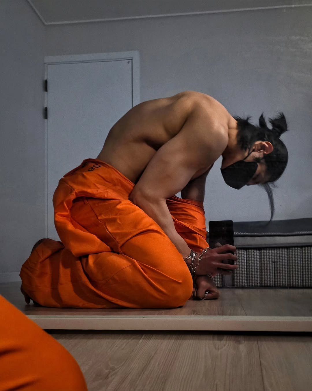 Photo by 이 상현 (박하) on April 14, 2026. May be an image of phone, sweatpants and text.